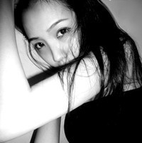 �ڰ�Ů���˸�ͷ�񣬷��ֺ�һ���˵������ǻ�ɫ��