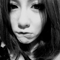 �ڰ�Ů���˸�ͷ�񣬷��ֺ�һ���˵������ǻ�ɫ��