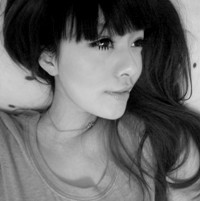 �ڰ�Ů���˸�ͷ�񣬷��ֺ�һ���˵������ǻ�ɫ��