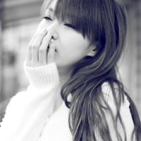 �ڰ�Ů���˸�ͷ�񣬷��ֺ�һ���˵������ǻ�ɫ��