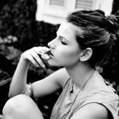 �ڰ�Ů���˸�ͷ�񣬷��ֺ�һ���˵������ǻ�ɫ��