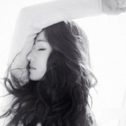 �ڰ�Ů���˸�ͷ�񣬷��ֺ�һ���˵������ǻ�ɫ��