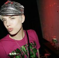 Ӣ��˧��QQ����ͷ���±������ǻ���һ�����