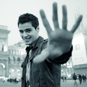 Ӣ��˧��QQ����ͷ���±������ǻ���һ�����