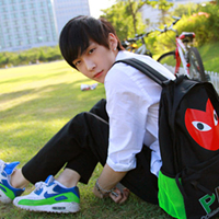 ������Ψ������ͷ�񣬴��ź�ñ�Ӻ��۾�����ĺ��J