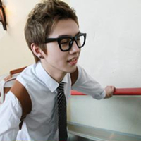 ������Ψ������ͷ�񣬴��ź�ñ�Ӻ��۾�����ĺ��J