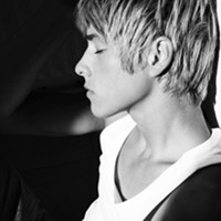 �ڰ��˸���į������QQͷ���Ҳ������ڵ�·����ƾ��˺���ѷ��ź�