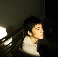 �ڰ��˸���į������QQͷ���Ҳ������ڵ�·����ƾ��˺���ѷ��ź�