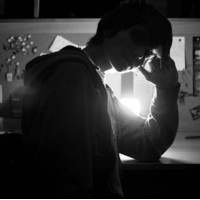 �ڰ��˸���į������QQͷ���Ҳ������ڵ�·����ƾ��˺���ѷ��ź�