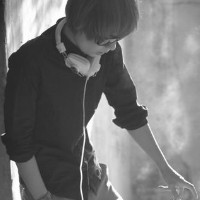 �ɰ��⾳����QQͷ�������ڴ�̨�ϵ�С���Ѿ�����ͻȻ������