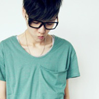 ��ɫ���ʻ��ϵ����ͷ�� �е�С����