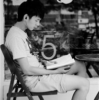 �ɰ� ˧���ںϵĺڰ�����������ͷ��