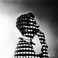 �ɰ� ˧���ںϵĺڰ�����������ͷ��