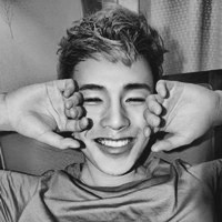 �ɰ� ˧���ںϵĺڰ�����������ͷ��