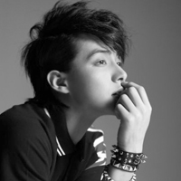 �ڰײ�ɫ�����ͷ��Ҫ�����͵�ѧ�����˱�΢