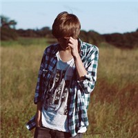 �ڰײ�ɫ�����ͷ��Ҫ�����͵�ѧ�����˱�΢