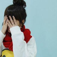 ���ֱ���ס���յ�Ů��Ψ��ͷ��