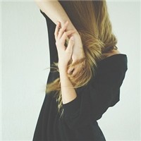 ���ֱ���ס���յ�Ů��Ψ��ͷ��