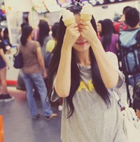 ���ֱ���ס���յ�Ů��Ψ��ͷ��