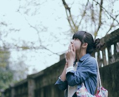 ���������Ƴ���һ��Ů��ͷ��