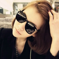 �������Ҹ�Ц�ݵ�Ů��ͷ�� ��������ɫ