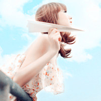 �������Ҹ�Ц�ݵ�Ů��ͷ�� ��������ɫ