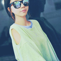 �������Ҹ�Ц�ݵ�Ů��ͷ�� ��������ɫ