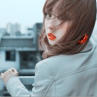 �͸����а����� һ��С���� һ��С�ɰ���ͷ��