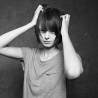 ��΢մ�а���ɫ����ʱ��Ů��ͷ��