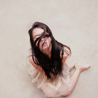 ��΢մ�а���ɫ����ʱ��Ů��ͷ��