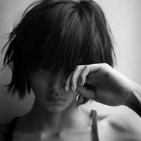 ��΢մ�а���ɫ����ʱ��Ů��ͷ��