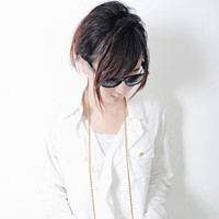 ��΢մ�а���ɫ����ʱ��Ů��ͷ��