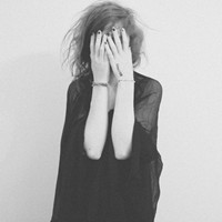 ��΢մ�а���ɫ����ʱ��Ů��ͷ��