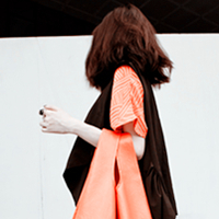 ��΢մ�а���ɫ����ʱ��Ů��ͷ��