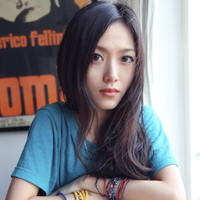 ��΢մ�а���ɫ����ʱ��Ů��ͷ��