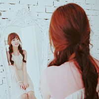 ��΢մ�а���ɫ����ʱ��Ů��ͷ��