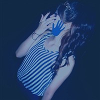 ��΢մ�а���ɫ����ʱ��Ů��ͷ��