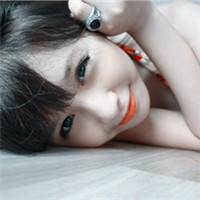 �е�С�Ըеİ���ɫŮ������ͷ��