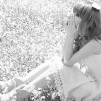 �ڰ����ɫ���ں� ��������Ů��ͷ��