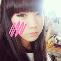 �ڰ����ɫ���ں� ��������Ů��ͷ��