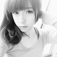 �ڰ����ɫ���ں� ��������Ů��ͷ��