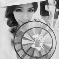 �ڰ����ɫ���ں� ��������Ů��ͷ��