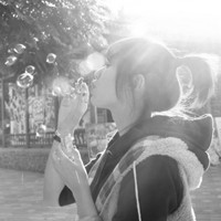 �ڰ����ɫ���ں� ��������Ů��ͷ��