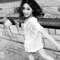 �ڰ����ɫ���ں� ��������Ů��ͷ��