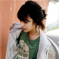 �ڰ����ɫ���ں� ��������Ů��ͷ��