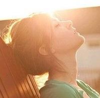 �ڰ����ɫ���ں� ��������Ů��ͷ��