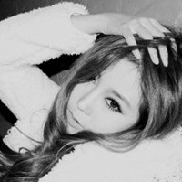 �ڰ����ɫ���ں� ��������Ů��ͷ��