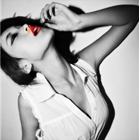 �ڰ����ɫ���ں� ��������Ů��ͷ��