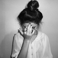 �ڰ����ɫ���ں� ��������Ů��ͷ��