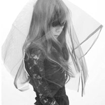 �ڰ����ɫ���ں� ��������Ů��ͷ��